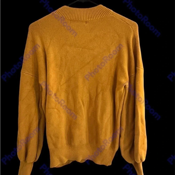Zesica Sweater in a golden yellow size medium - Picture 2 of 5